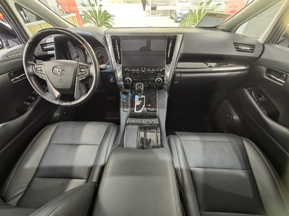 Toyota Alphard 2024 immagine di auto #12