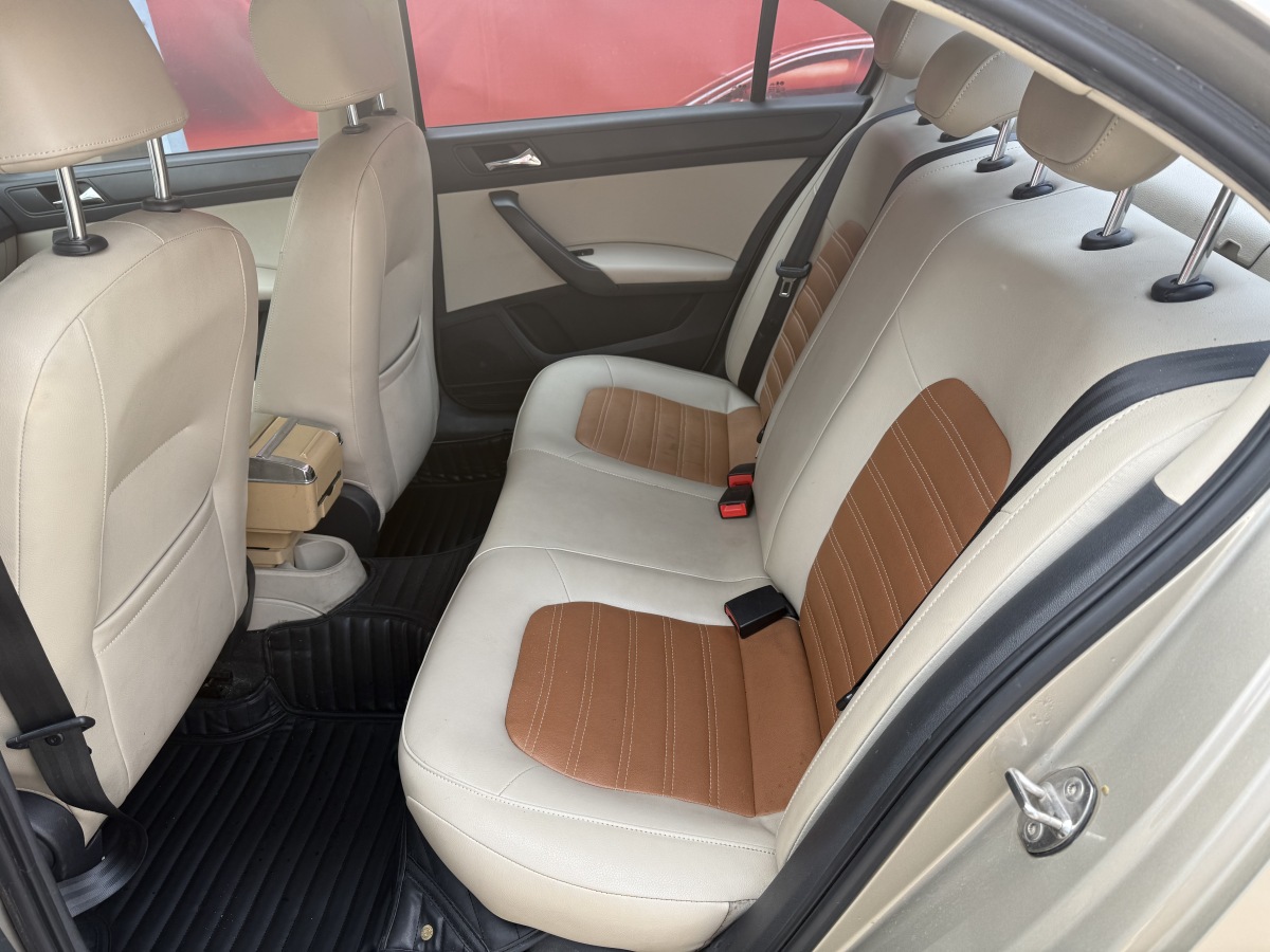 Skoda Rapid 2015 car image #12