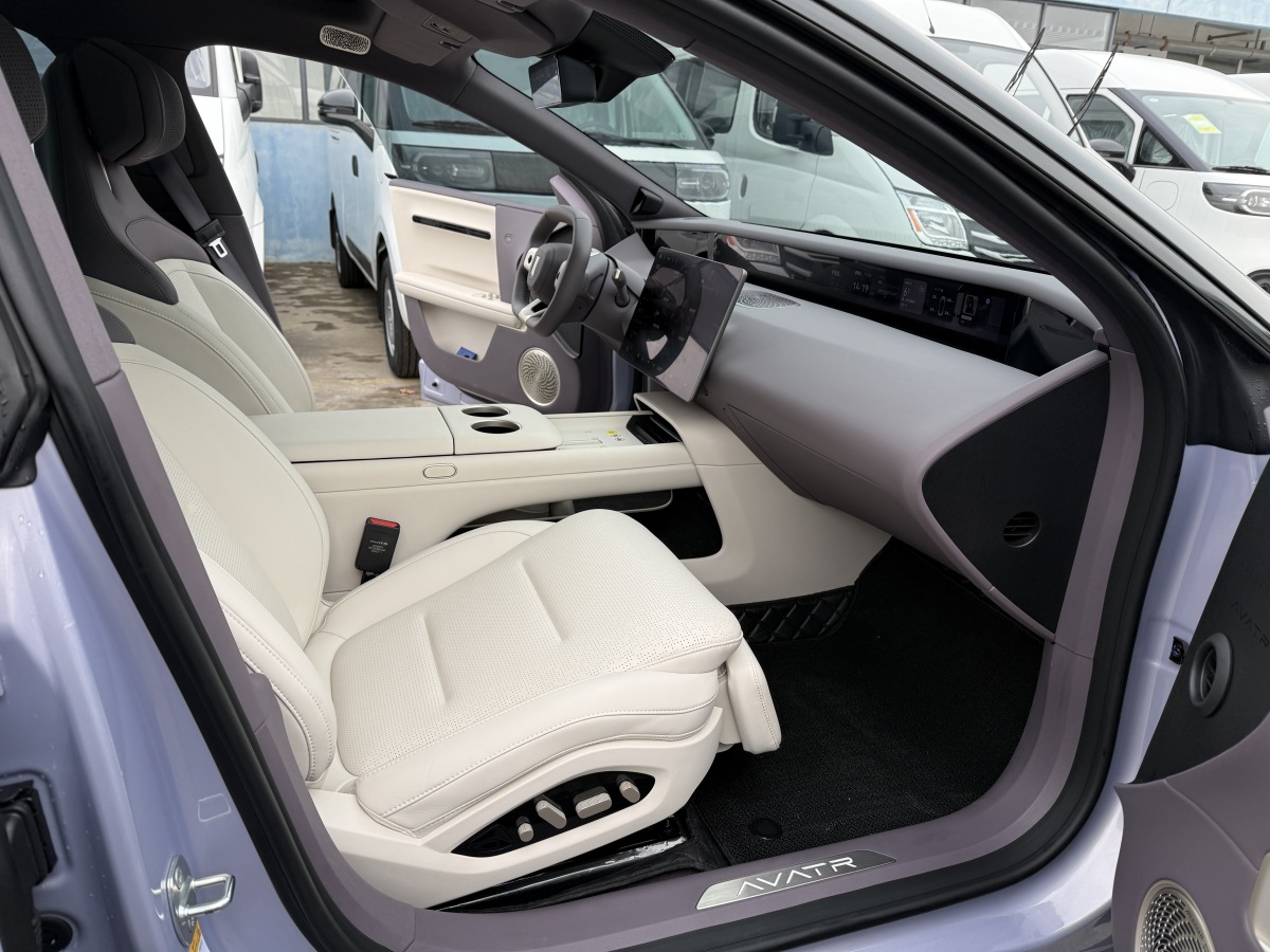 Avatr 06 2025 car image #12