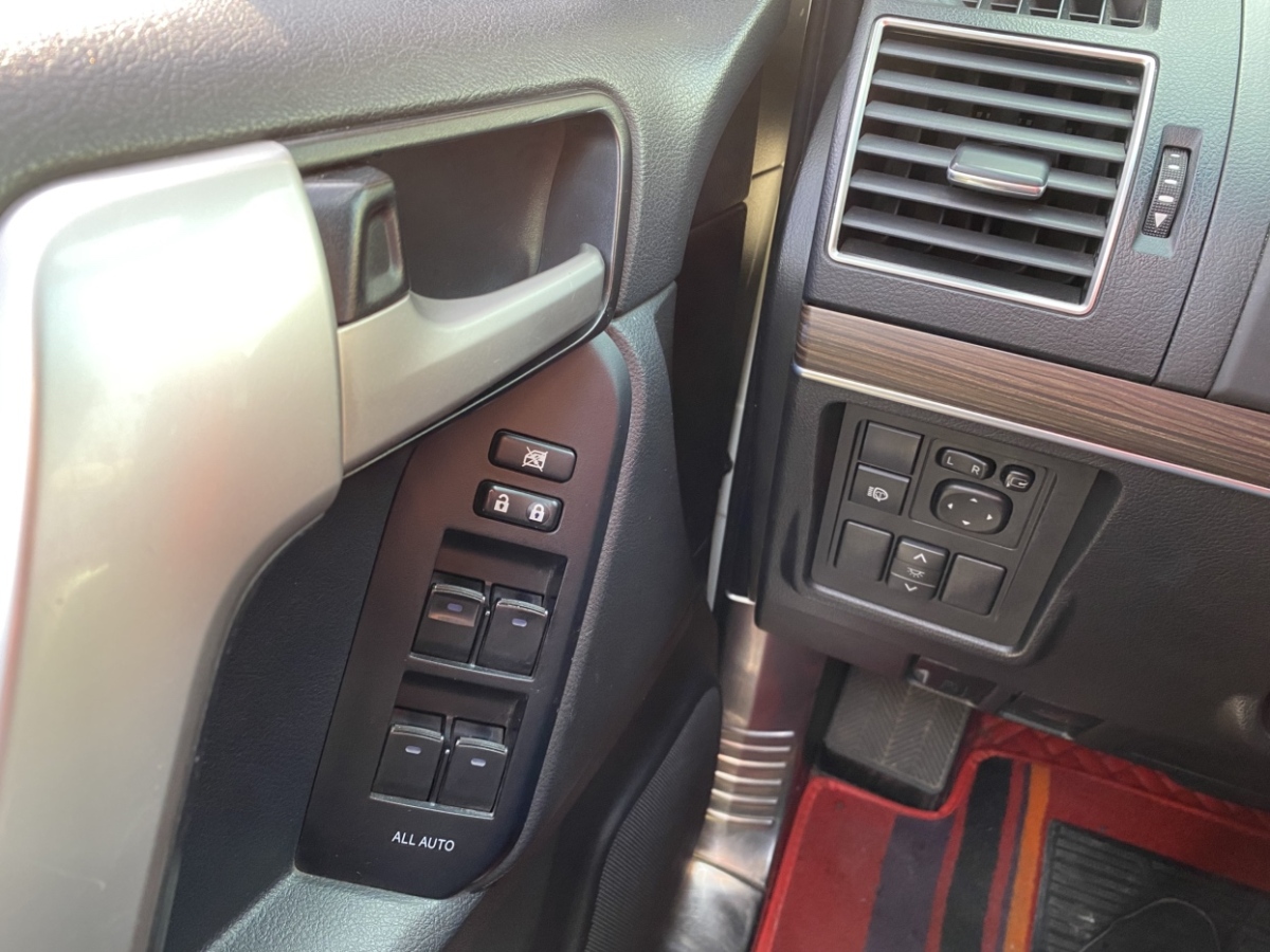 Toyota Land Cruiser Prado 2018 immagine di auto #12