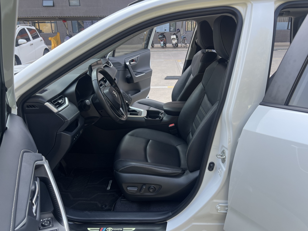 Toyota RAV4 2024 car image #12