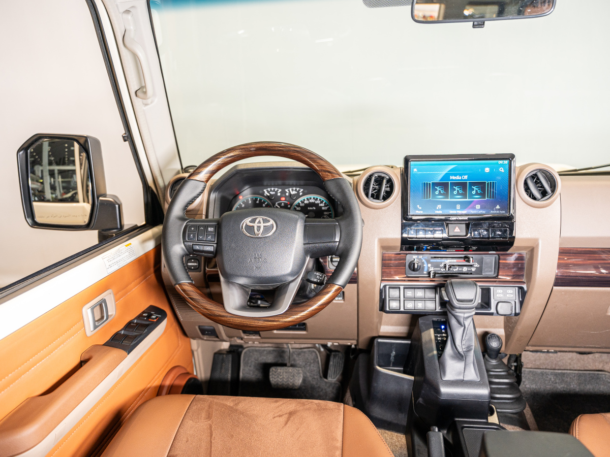 Toyota FJ Cruiser 2024 car image #12