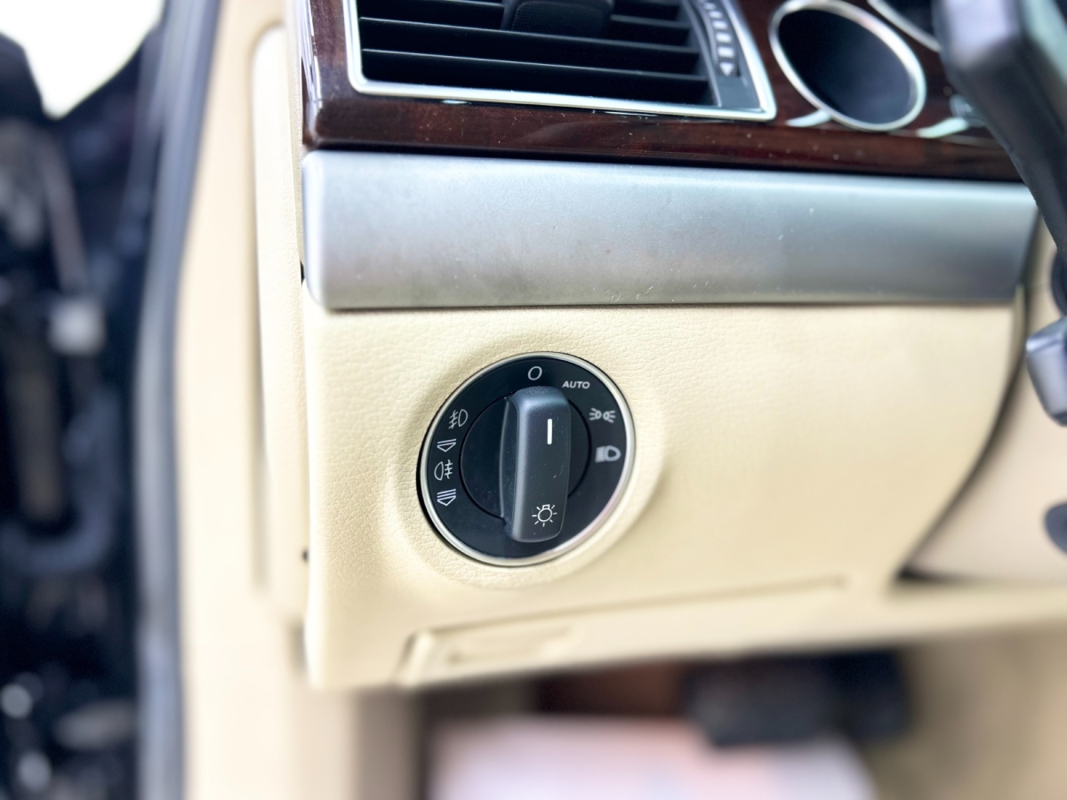 Audi A8 2008 car image #12