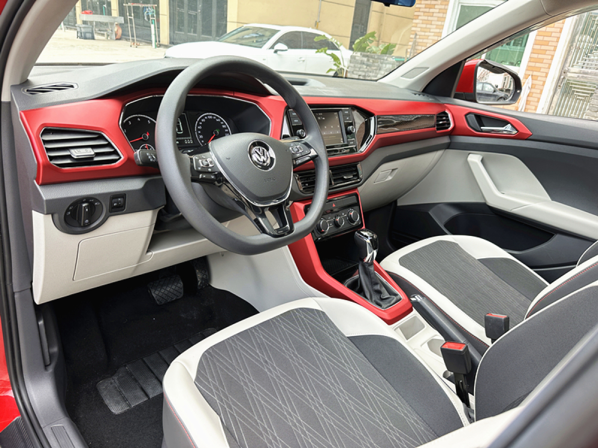 Volkswagen T-Cross 2019 immagine di auto #12