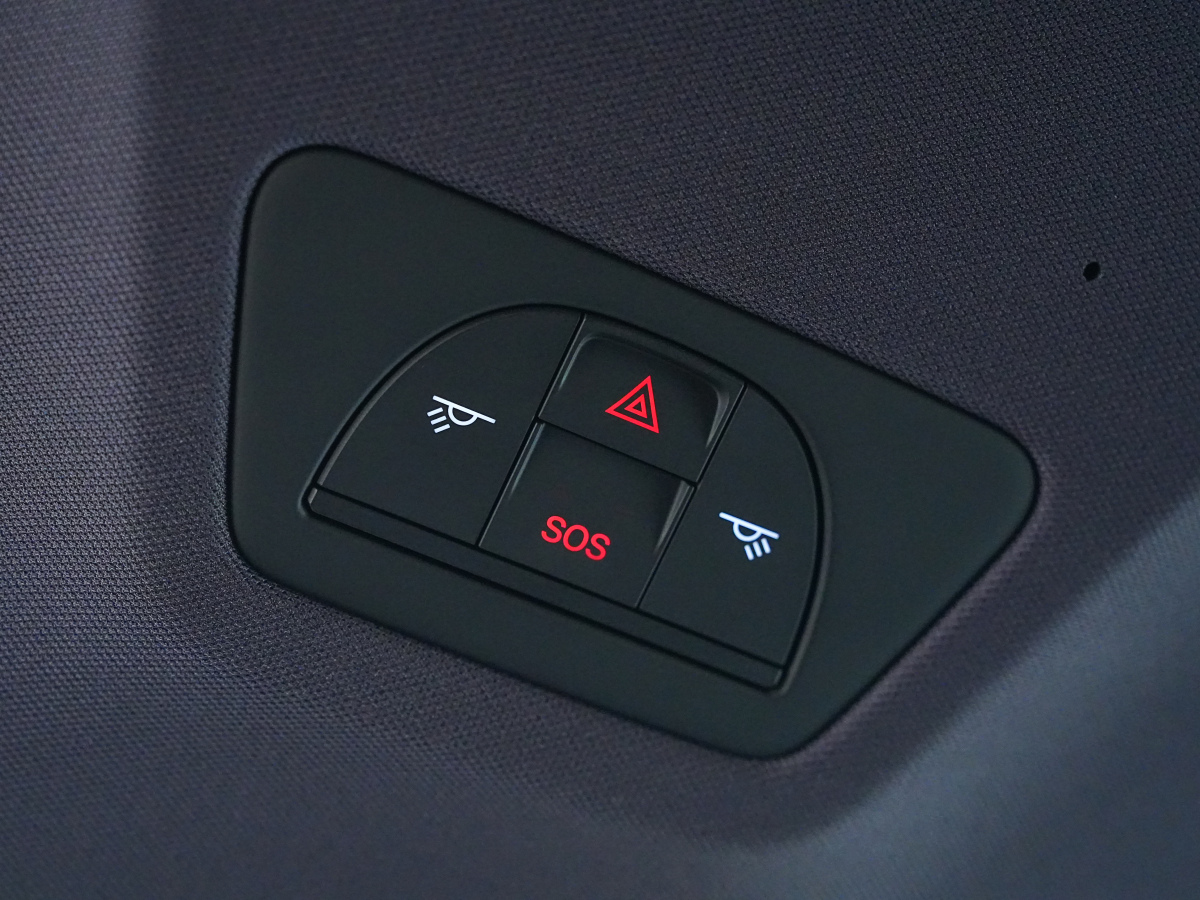 Avatr 06 2025 car image #12