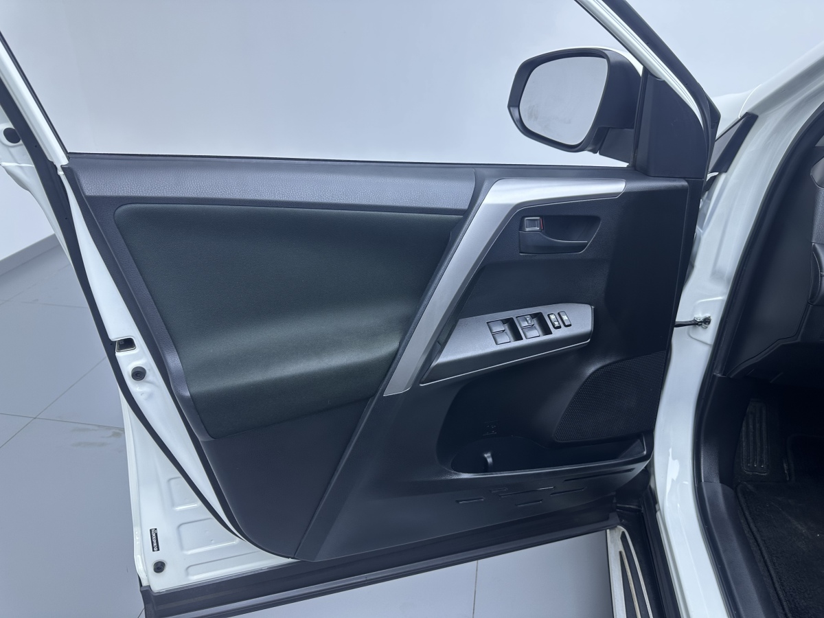 Toyota RAV4 2018 car image #12