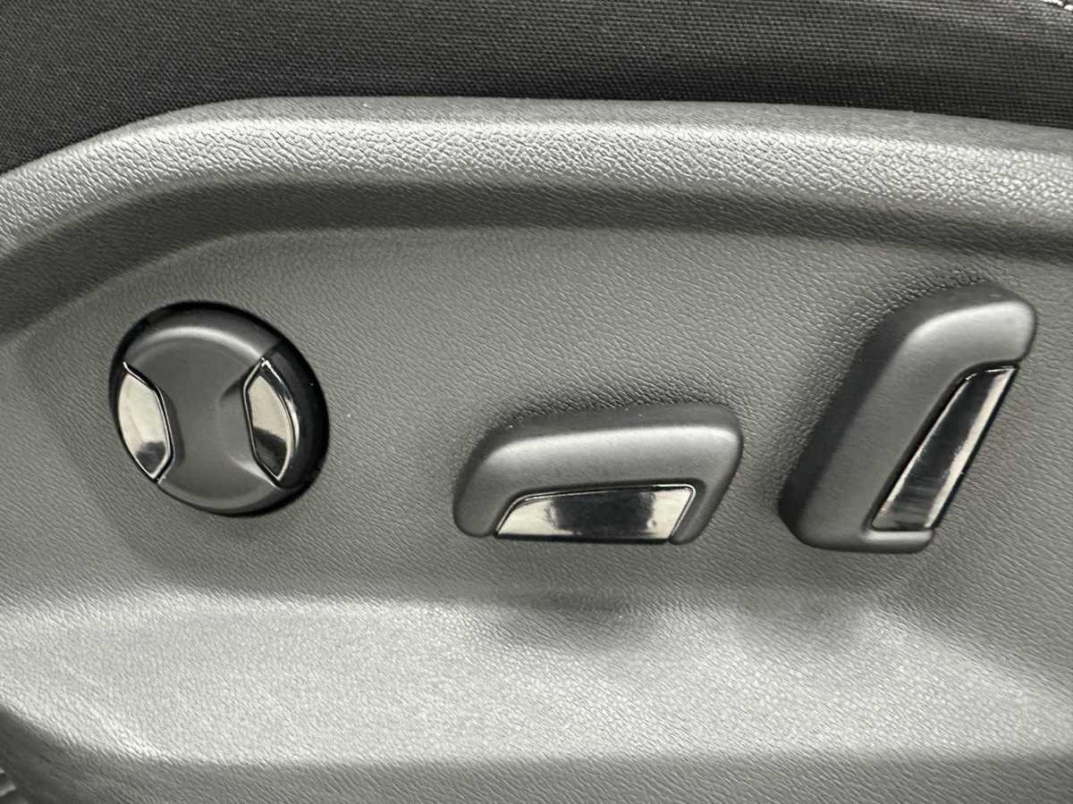 Volkswagen T-Roc 2023 car image #12