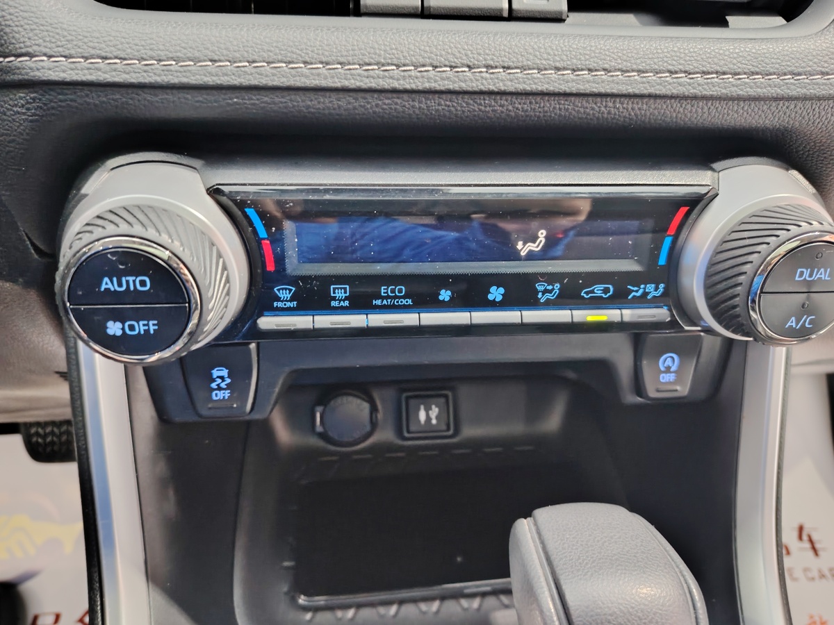 Toyota RAV4 2021 car image #12