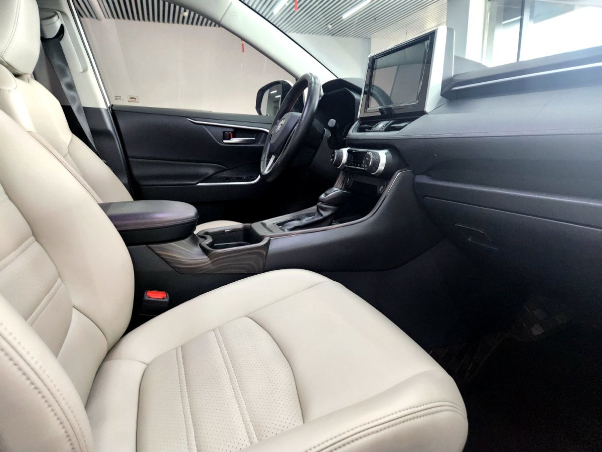 Toyota RAV4 2022 car image #12
