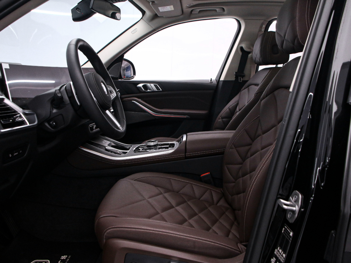 BMW X5 2025 immagine di auto #12