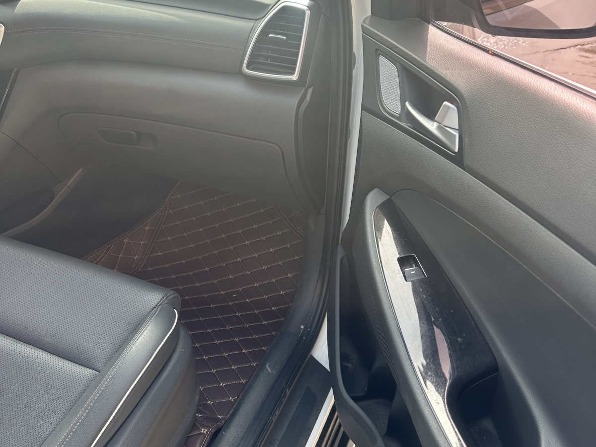 Hyundai Tucson 2019 car image #12