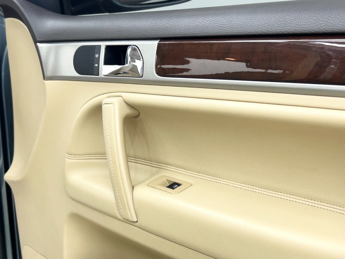 Volkswagen Touareg 2009 car image #12