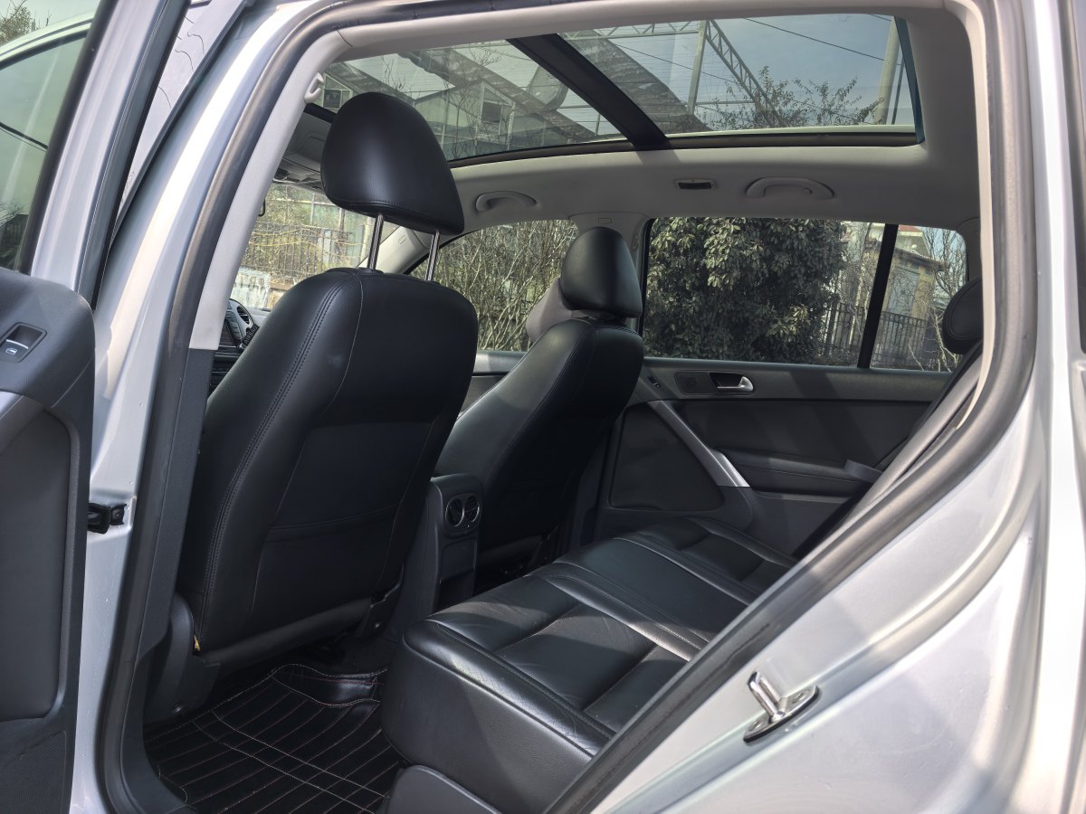 Volkswagen Tiguan 2012 car image #12