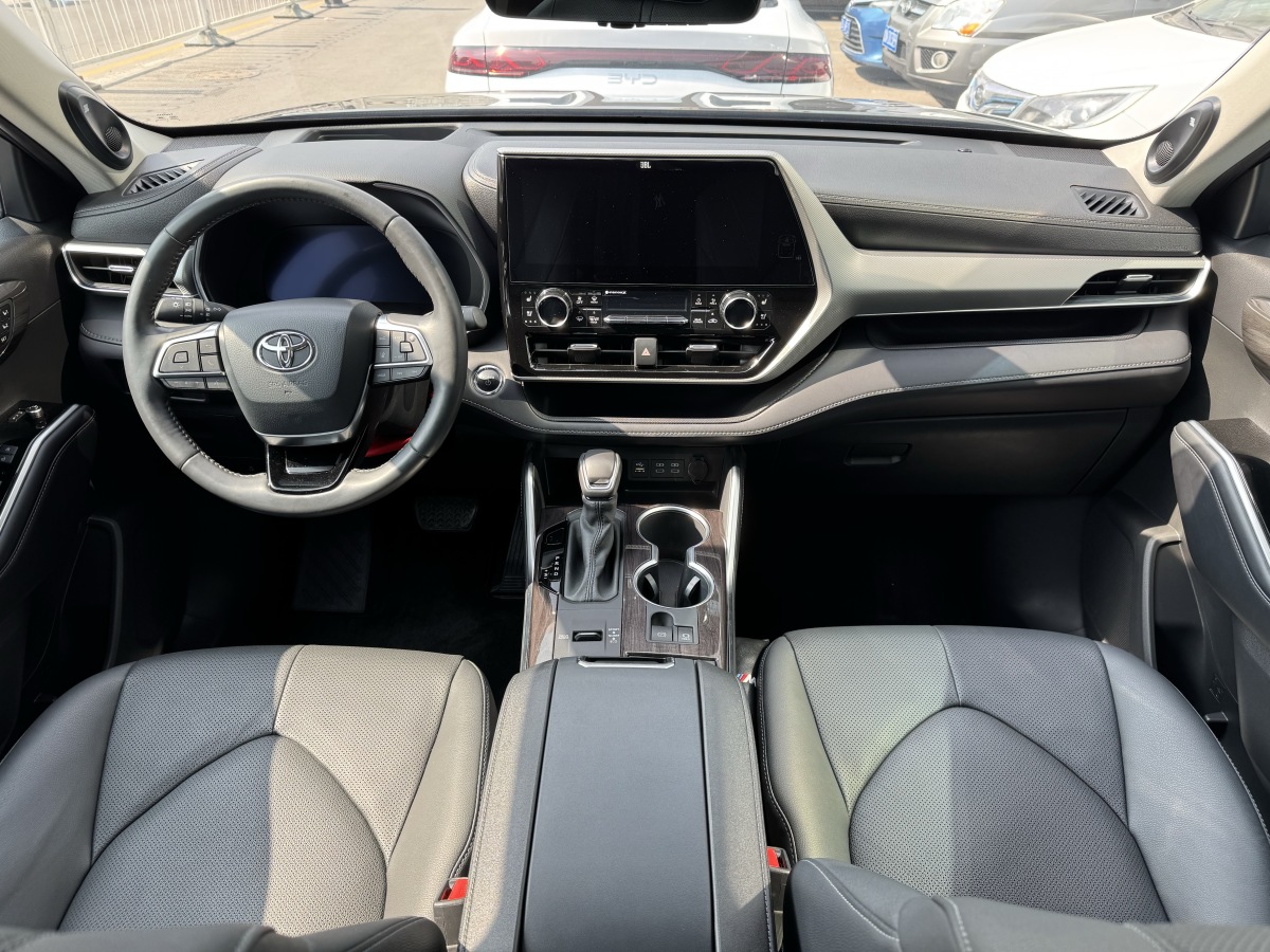 Toyota Highlander 2024 car image #12