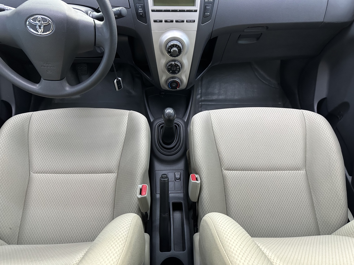 Toyota Yaris 2010 car image #12