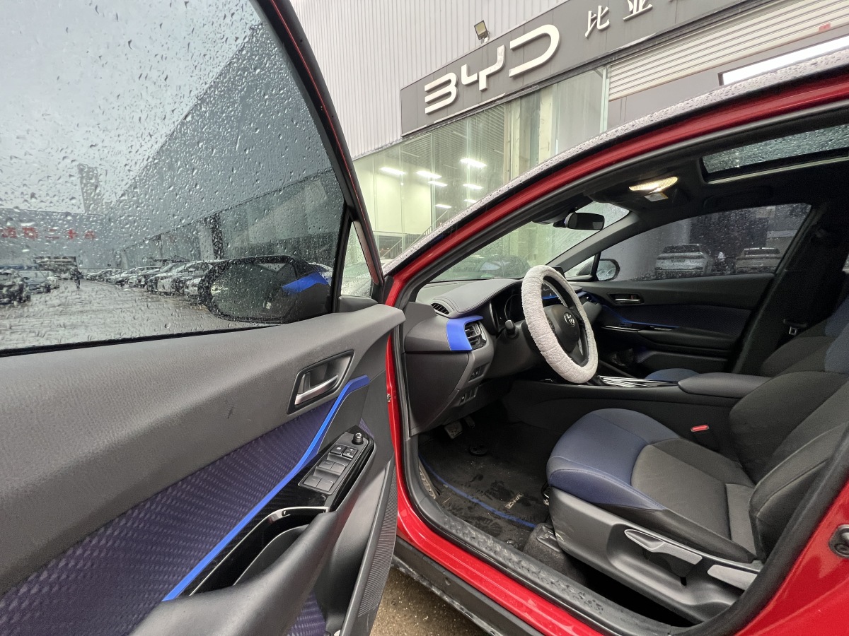 Toyota C-HR 2019 car image #12