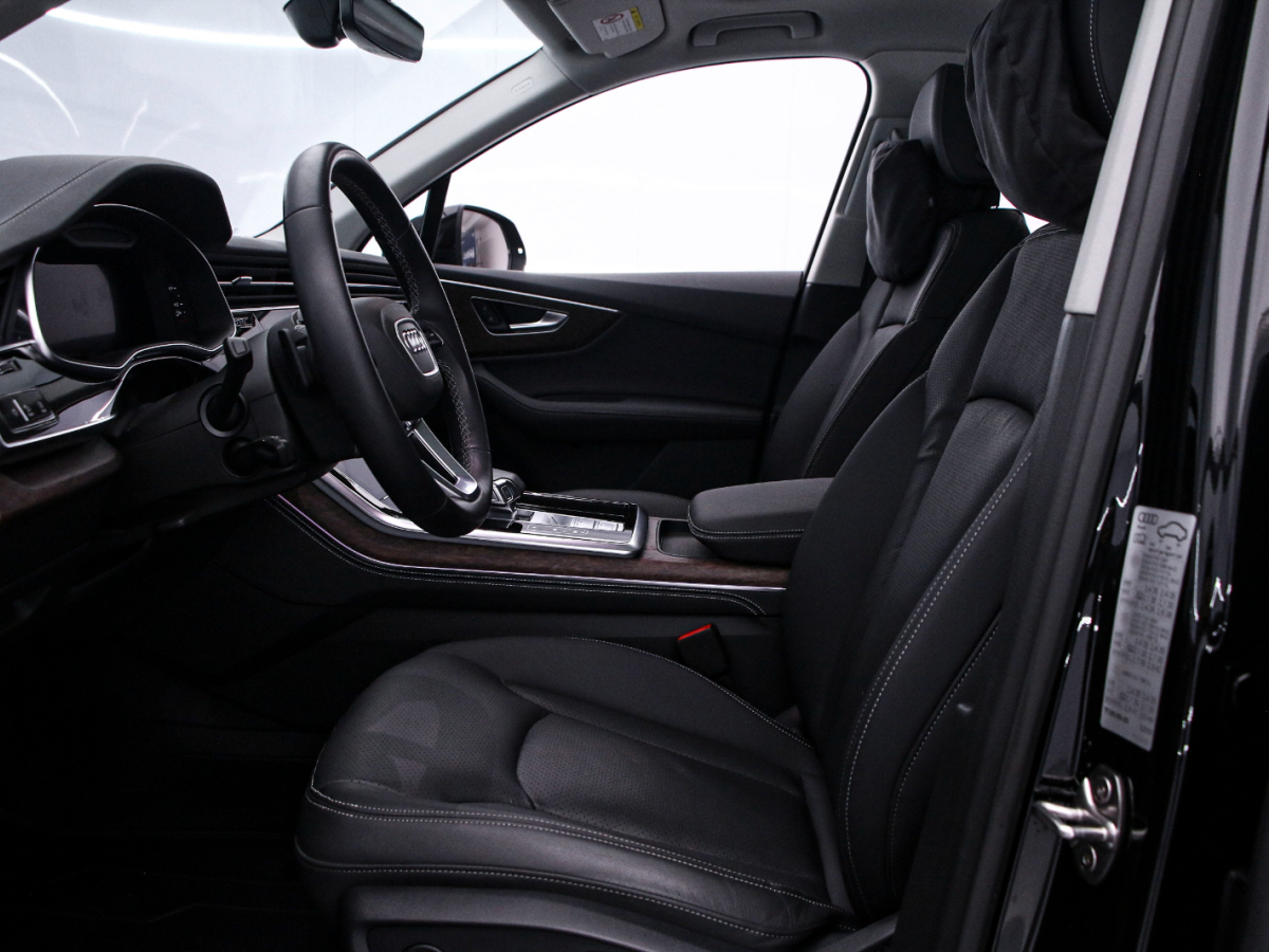 Audi Q7 2024 صورة سيارة #12