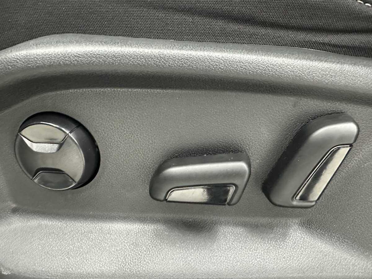 Volkswagen T-Roc 2024 car image #12