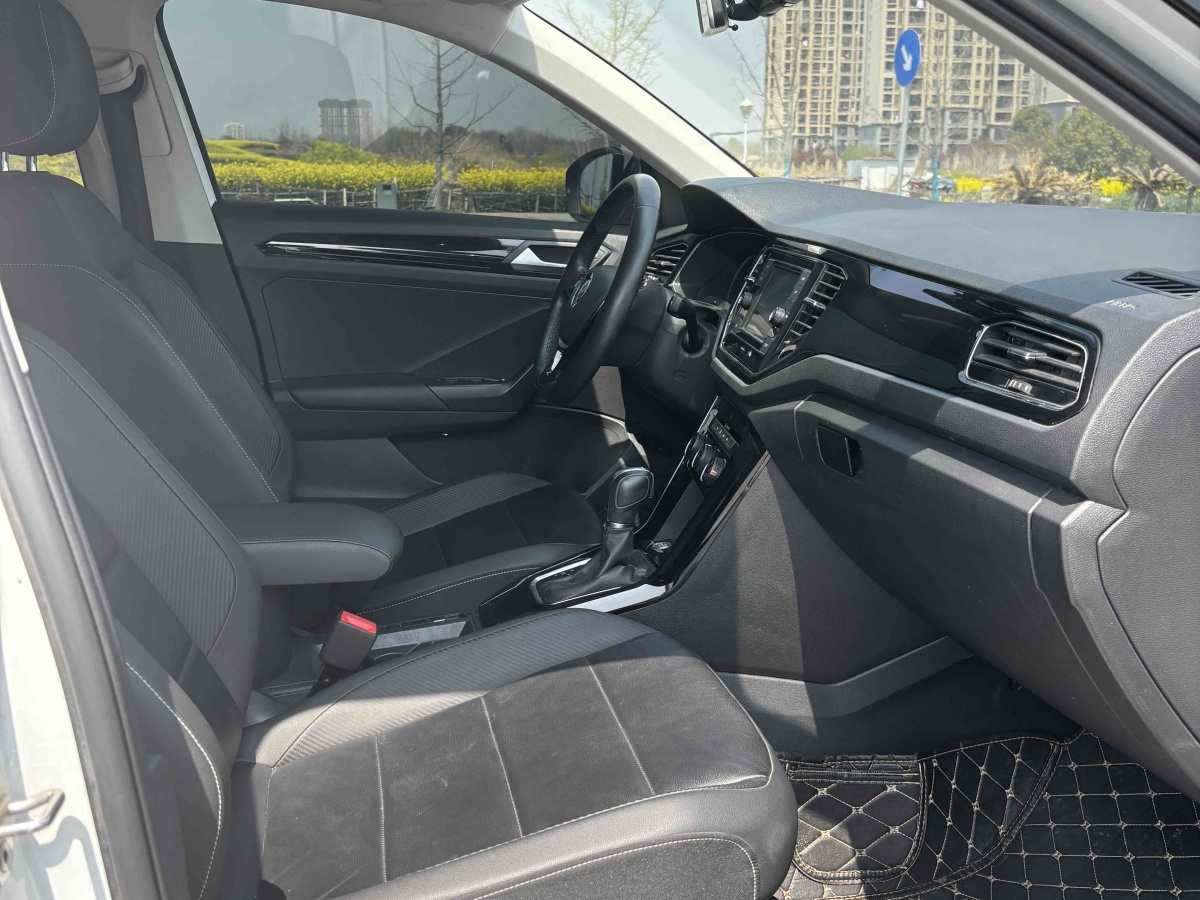 Volkswagen T-Roc 2019 car image #12