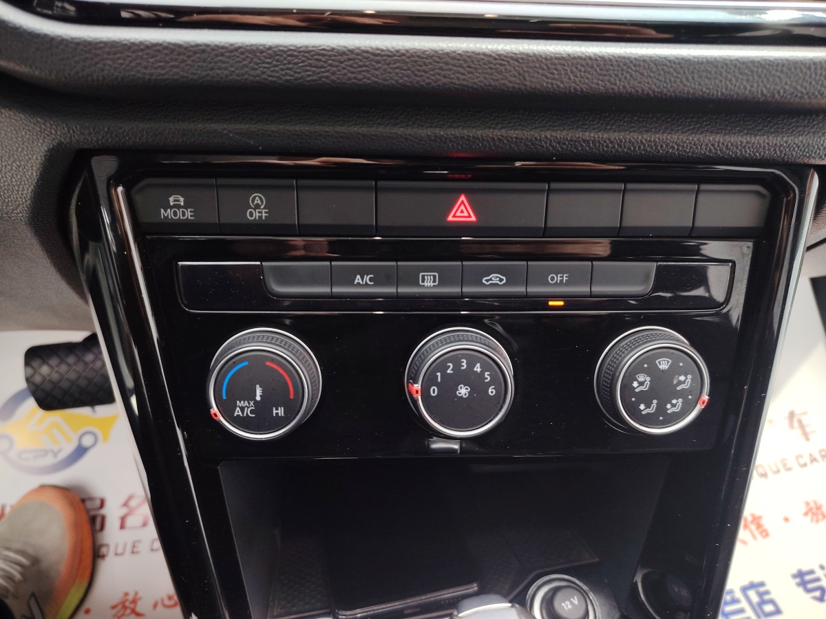 Volkswagen T-Roc 2022 car image #12