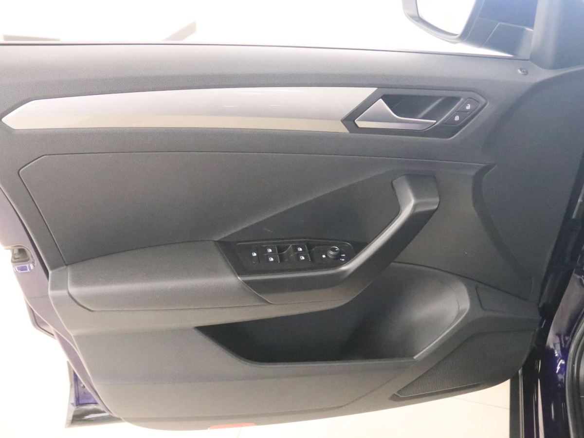 Volkswagen T-Roc 2019 car image #12