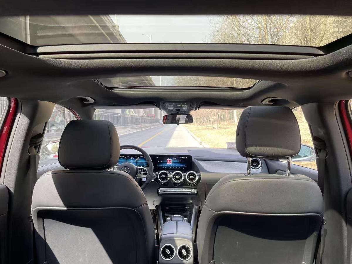 Mercedes-Benz GLA Class 2023 car image #12