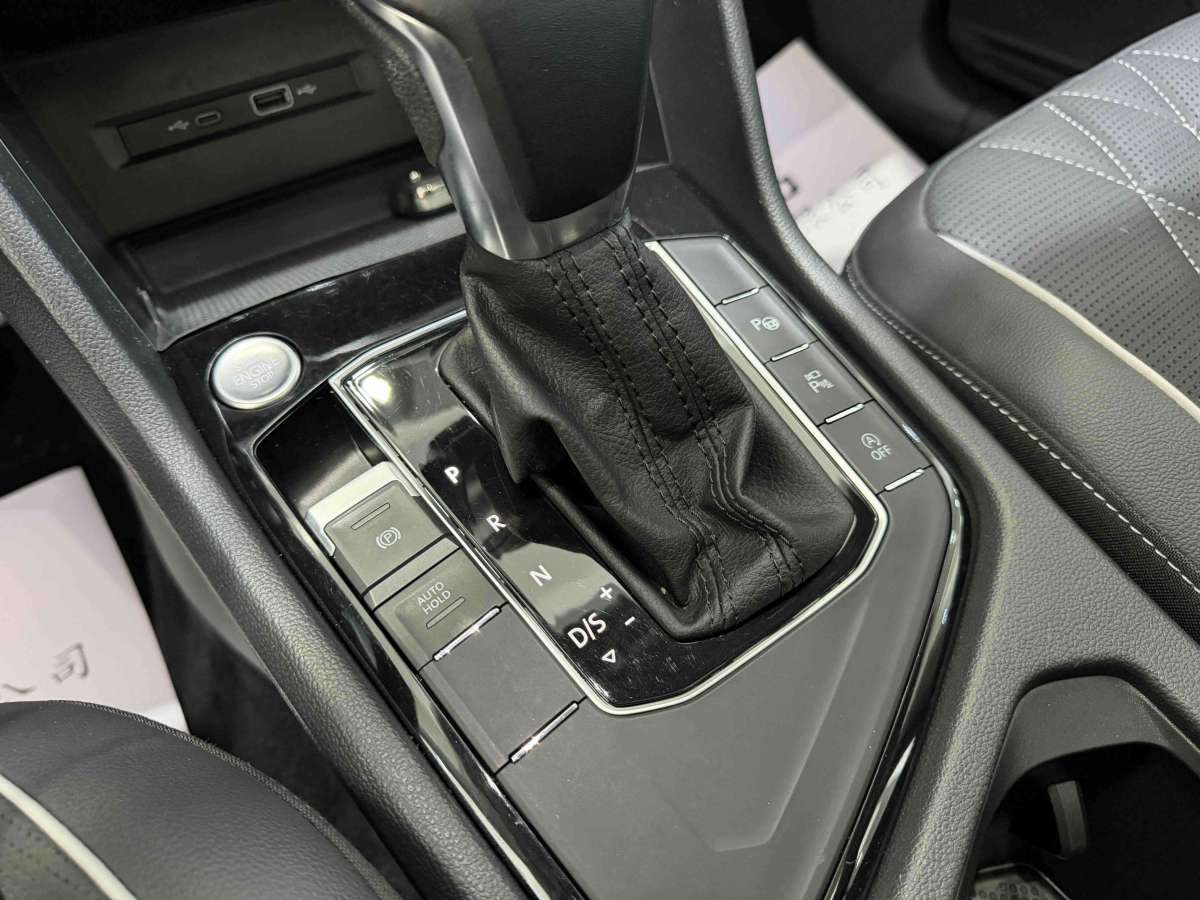 Volkswagen Tiguan L 2022 car image #12