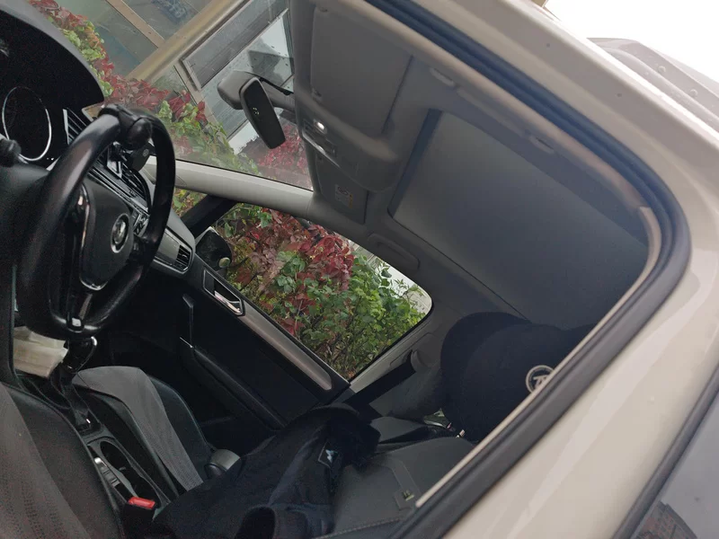 Volkswagen Touran 2018 car image #12