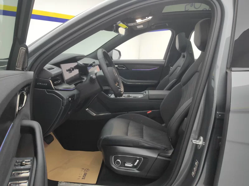 Lynk & Co 09 EM-P 2022 car image #12