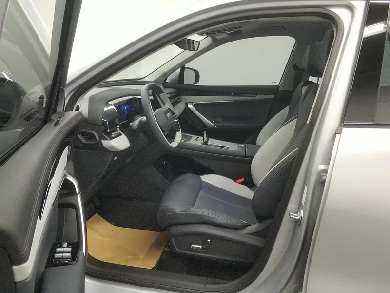 GEELY Boyue L 2025 car image #12
