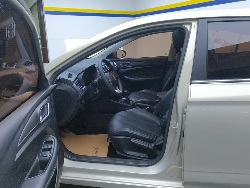 Roewe i5 2020 immagine di auto #12