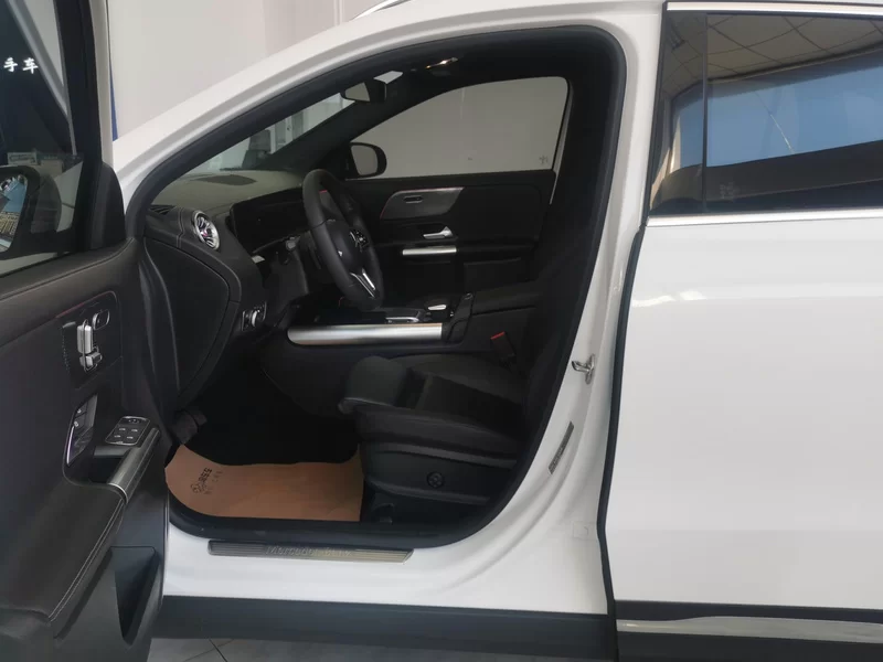 Mercedes-Benz GLA Class 2023 imagen de coche #12