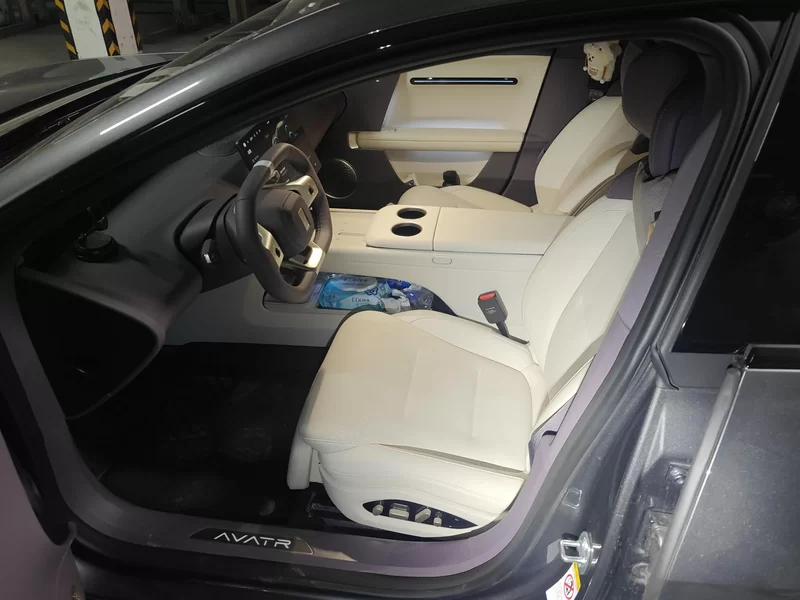 Avatr 06 2025 car image #12