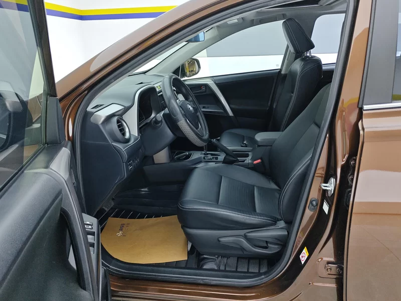 Toyota RAV4 2017 car image #12