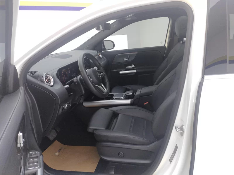 Mercedes-Benz GLA Class 2023 car image #12