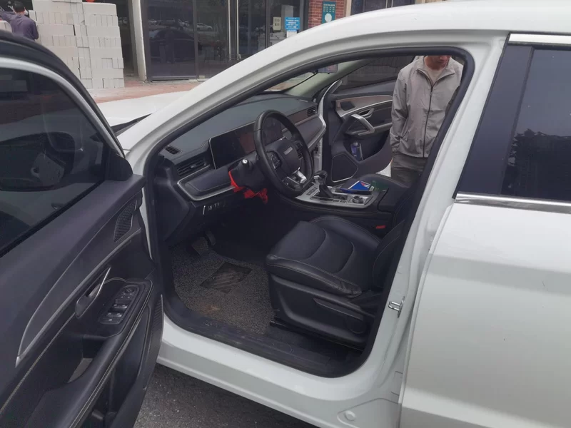 X70 2023 car image #12