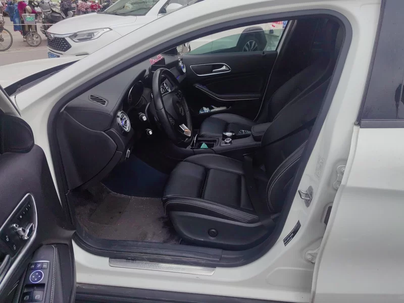 Mercedes-Benz GLA Class 2018 car image #12