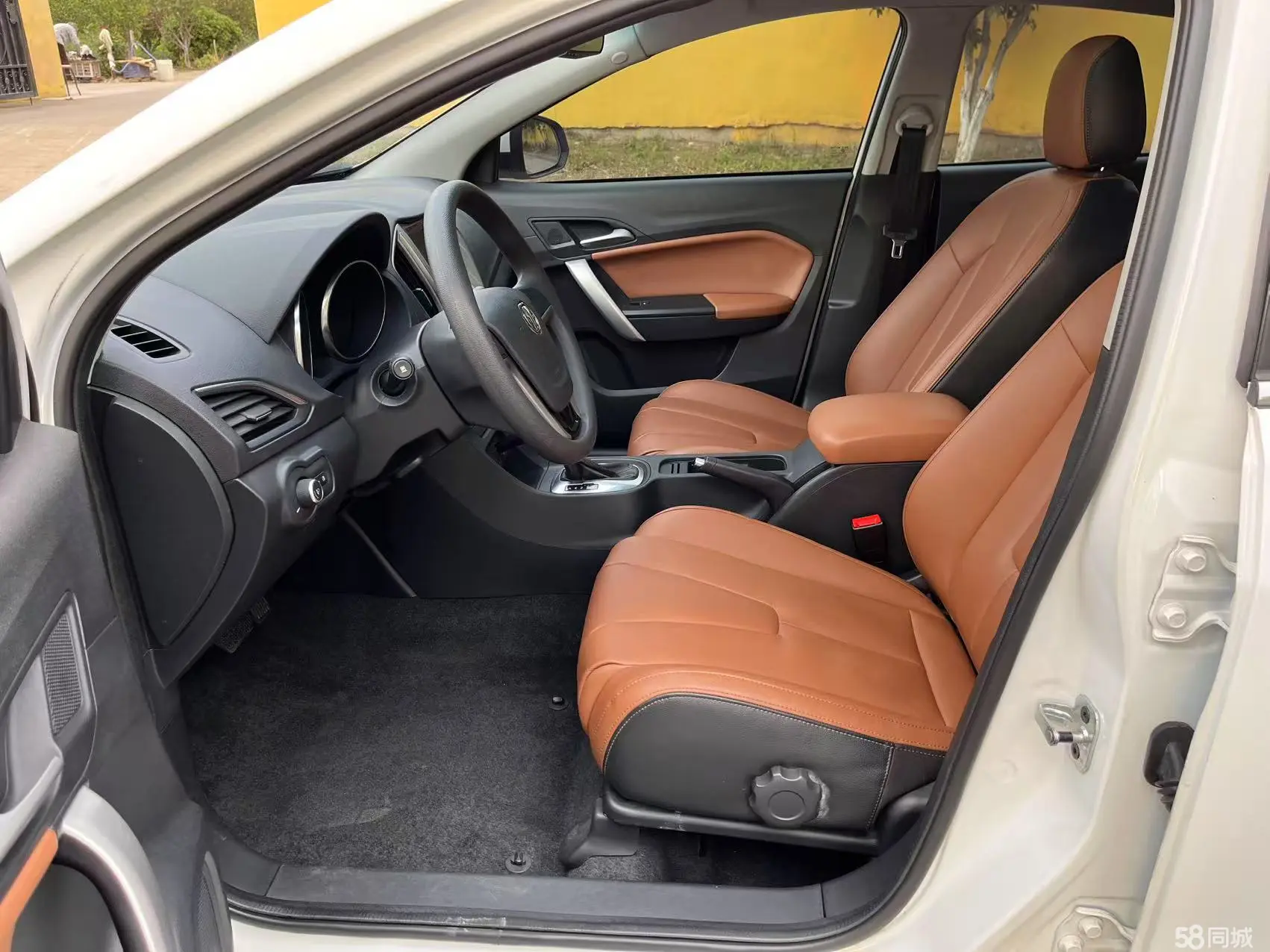 MG GT 2016 car image #12