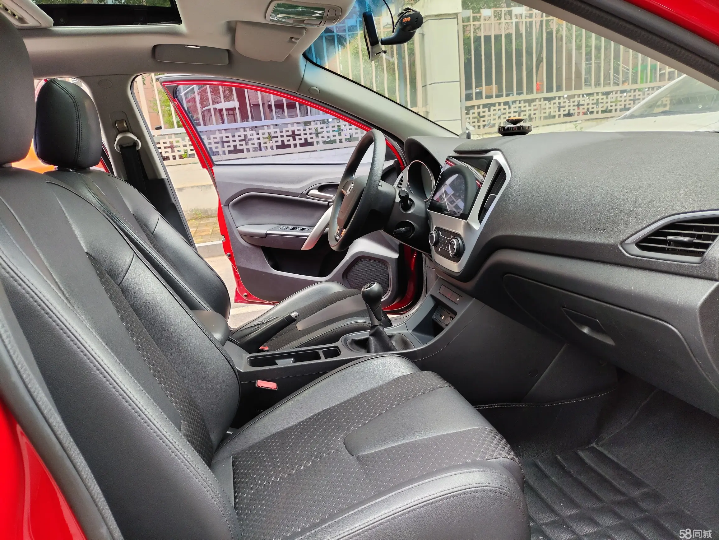 MG GT 2015 car image #12