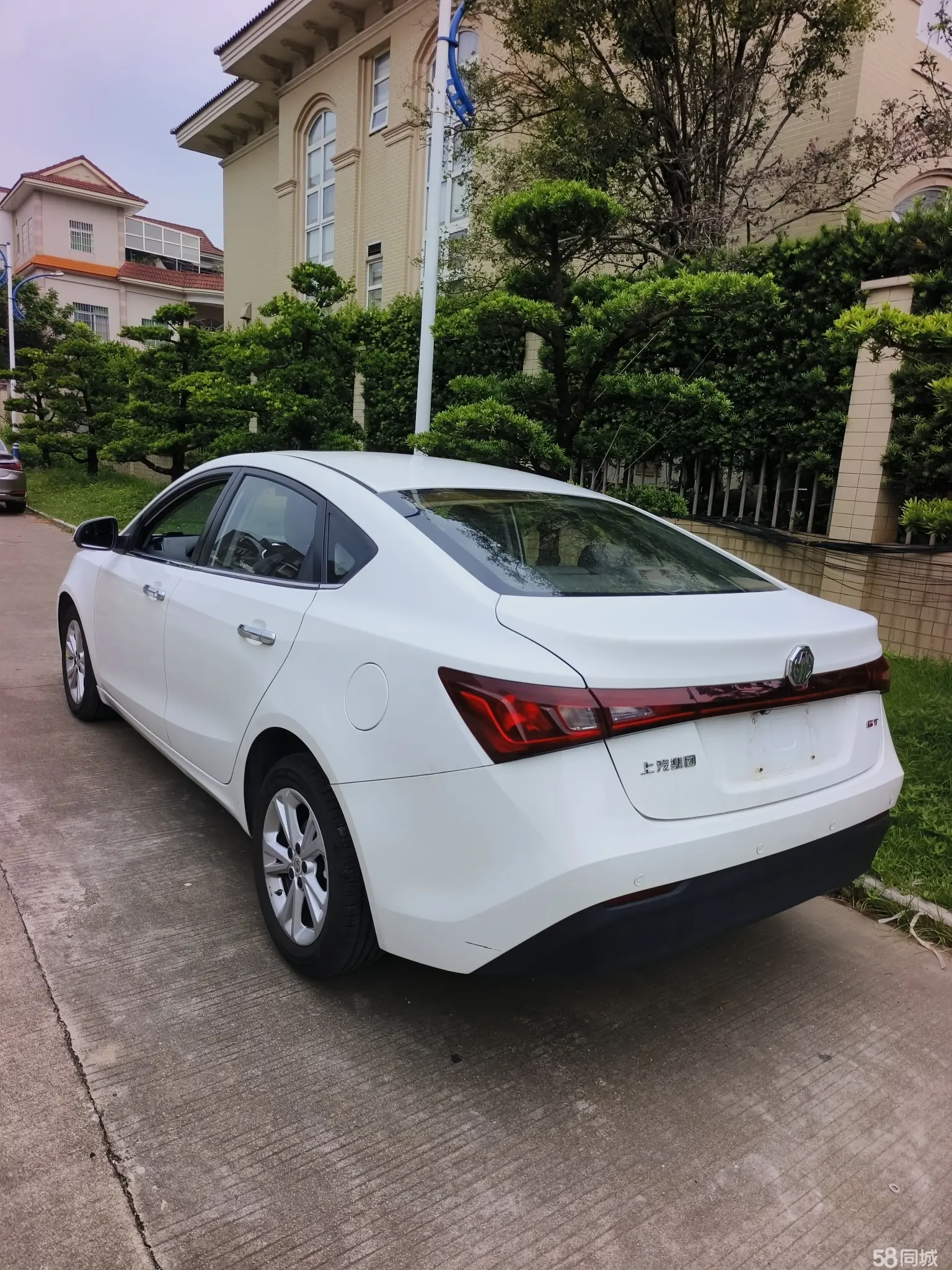 MG GT 2015 car image #12