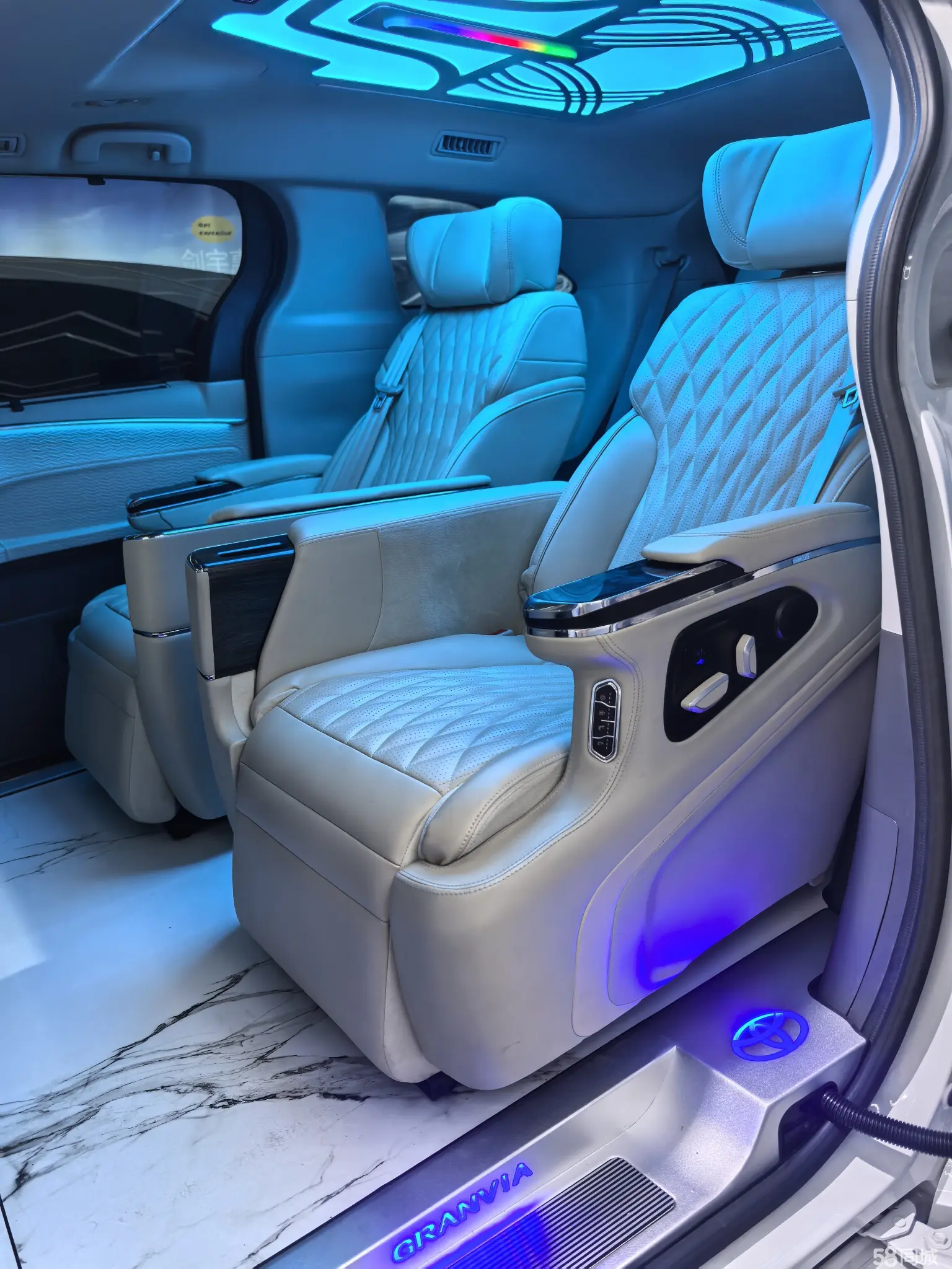 Toyota Granvia 2023 immagine di auto #12