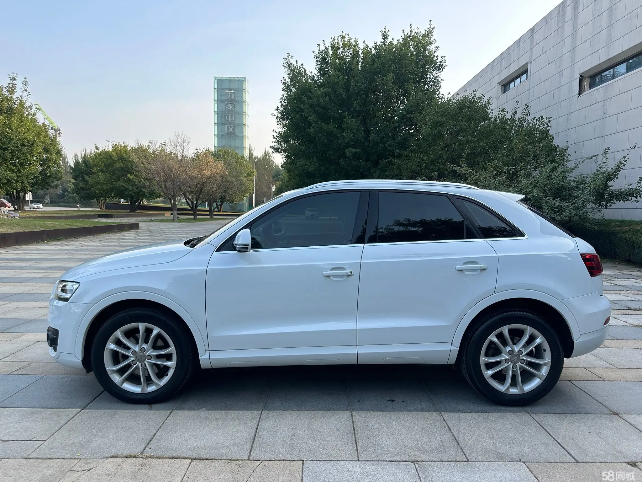 Audi Q3 2015 car image #12