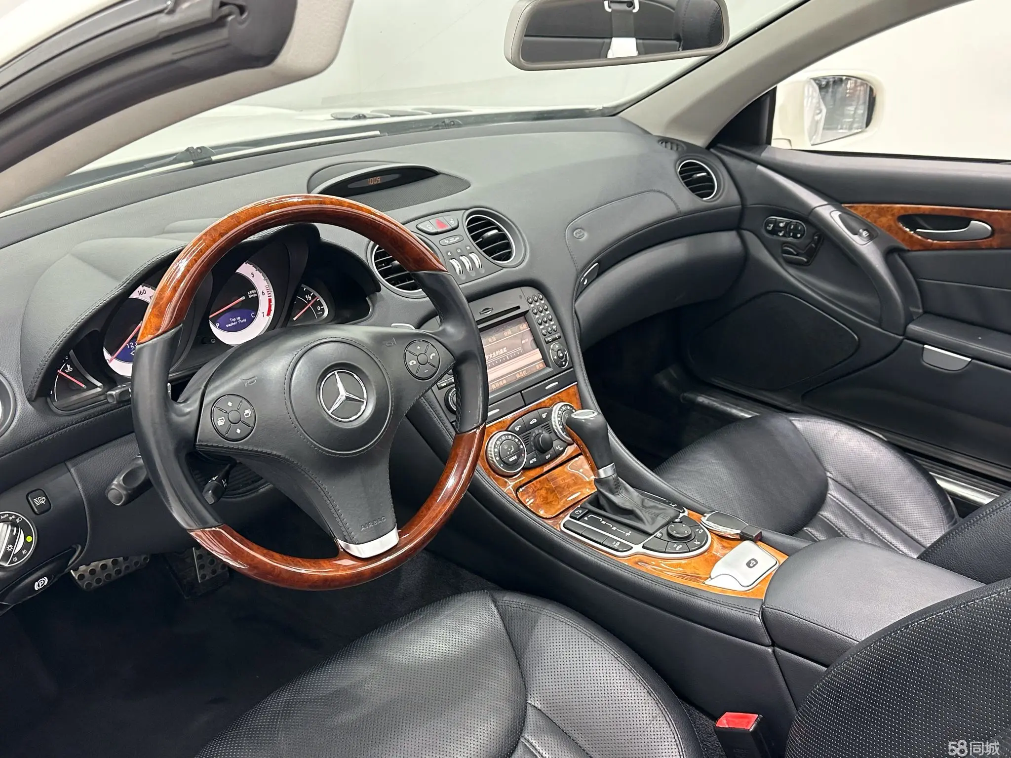 Mercedes-Benz SL Class 2010 car image #12