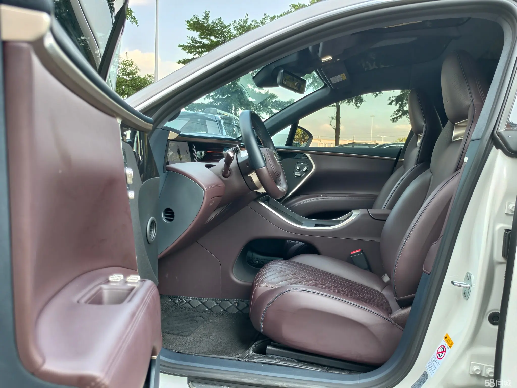 Avatr 11 2024 car image #12