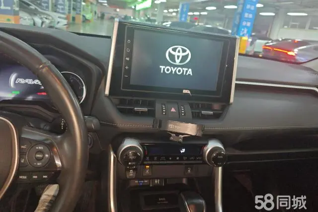 Toyota RAV4 2021 car image #12