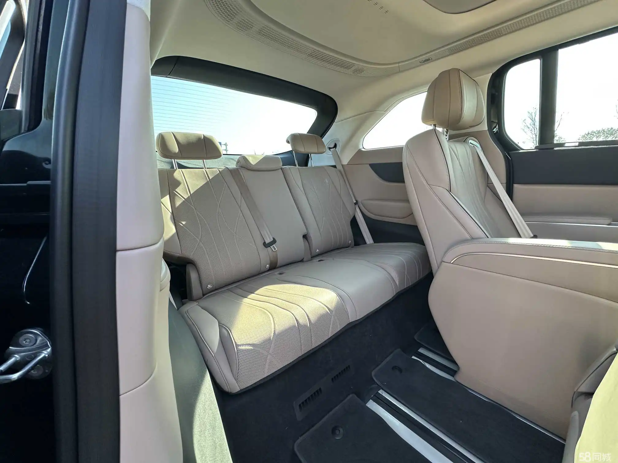 Xpeng X9 2025 car image #12