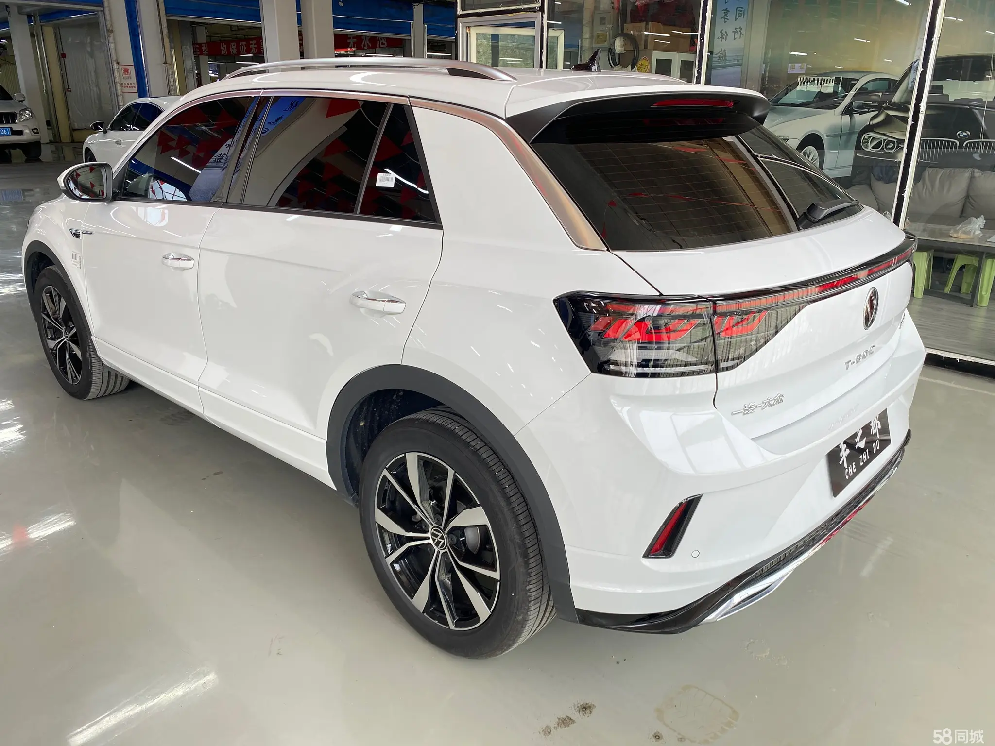 Volkswagen T-Roc 2024 car image #12