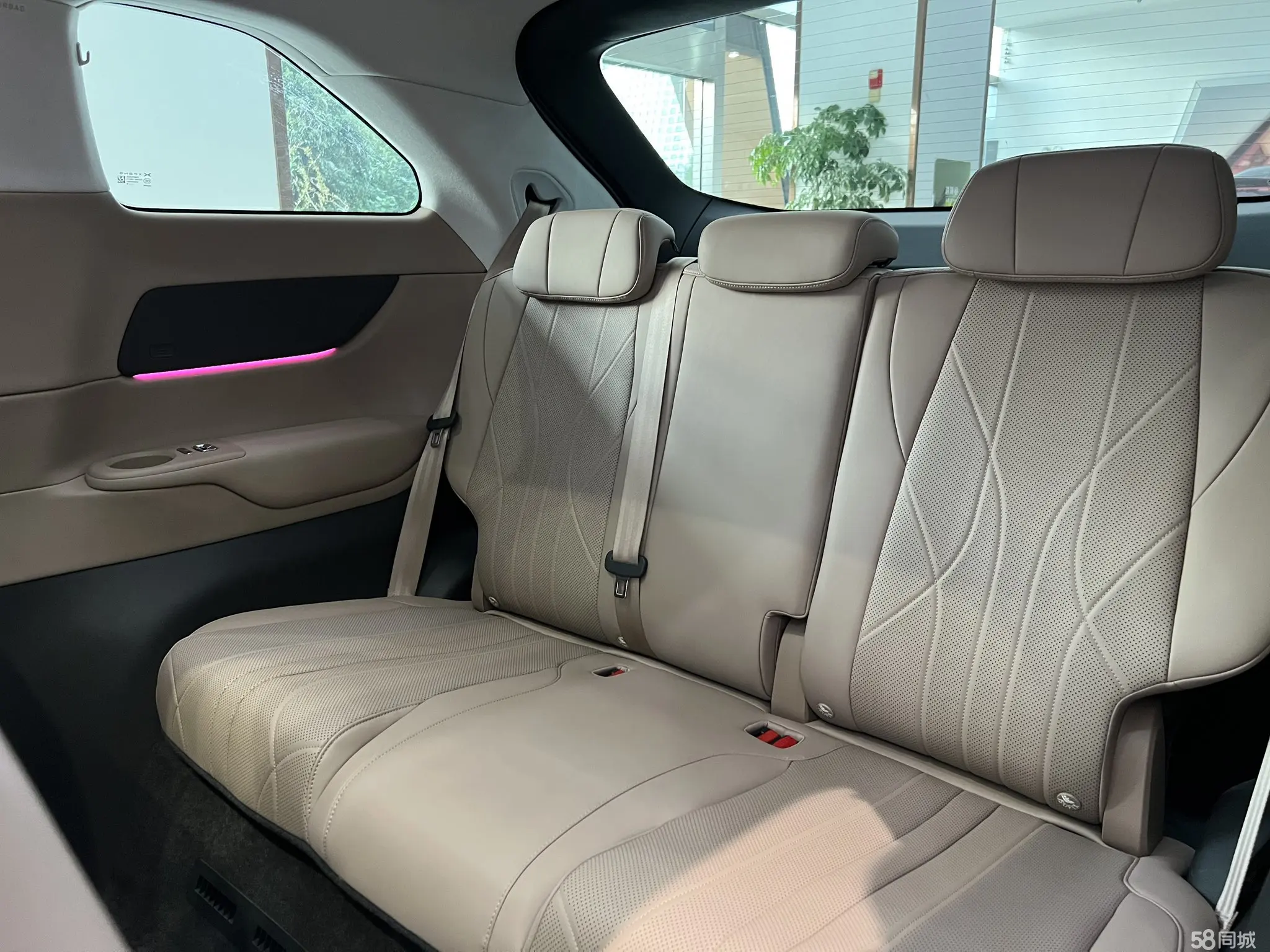 Xpeng X9 2025 car image #12