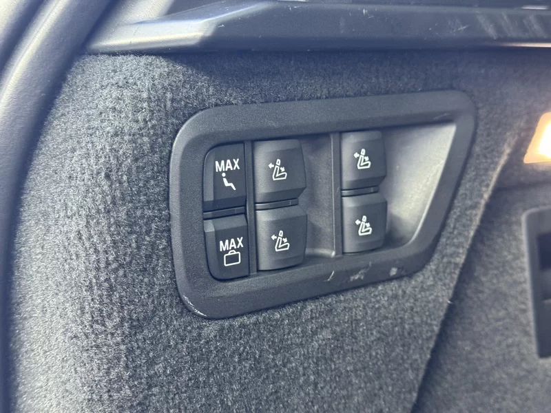 BMW X7 M60i 2021 #12 BMW X7 M60i 2021 car image #12