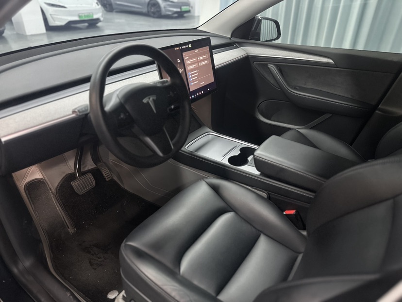 Tesla Model Y 2024 #4 Tesla Model Y 2024 car image #4
